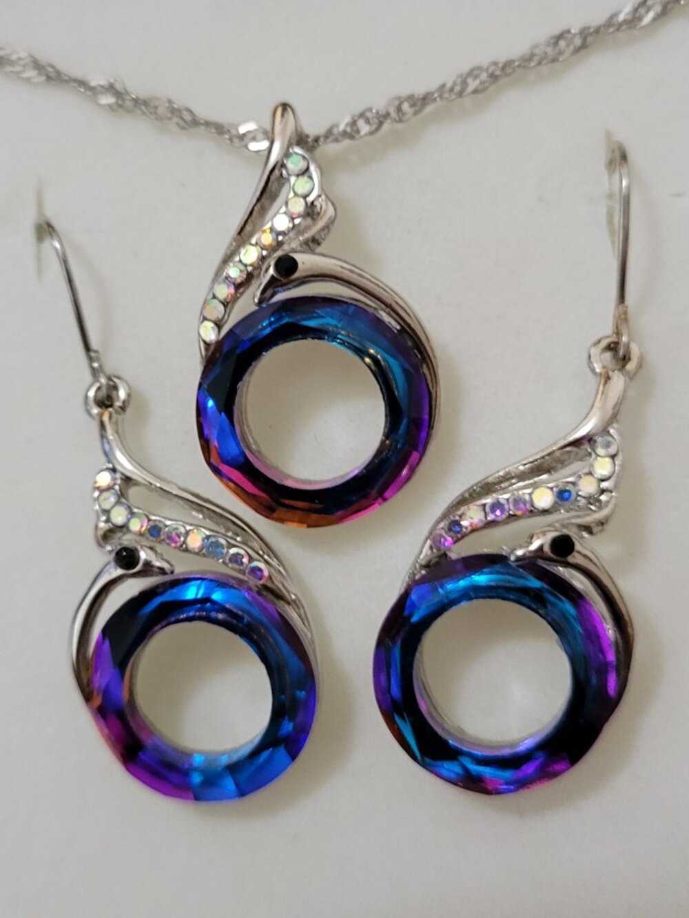 Multifaceted Hued Matching Earrings and Necklace